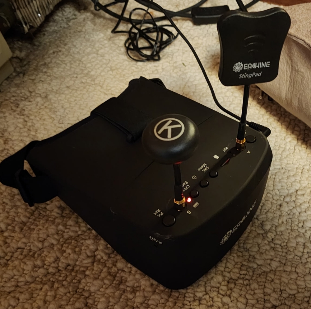 Eachine EV800 FPV goggles, commonly used for drone flying. Key features: FPV G